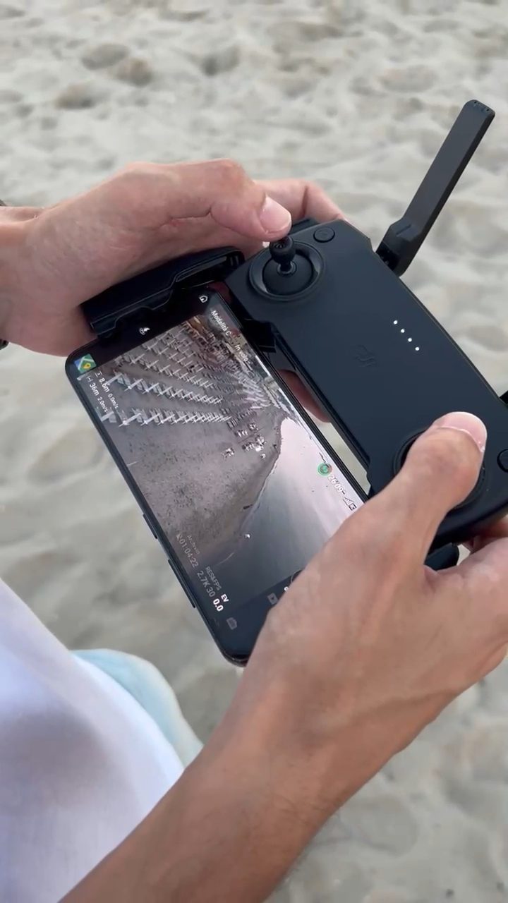 Radiocomando del drone con anteprima aerea dello stabilimento balneare sullo schermo