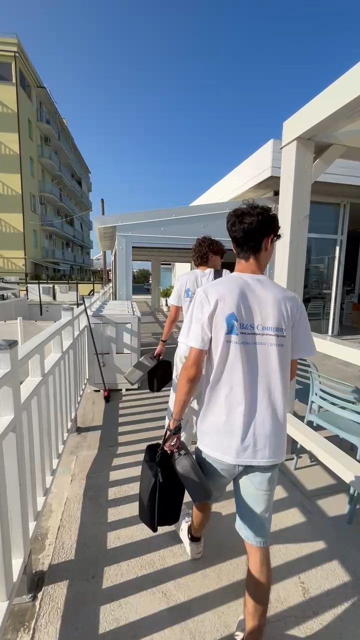 Il team B&S Company trasporta borse di attrezzatura video in uno stabilimento sul mare