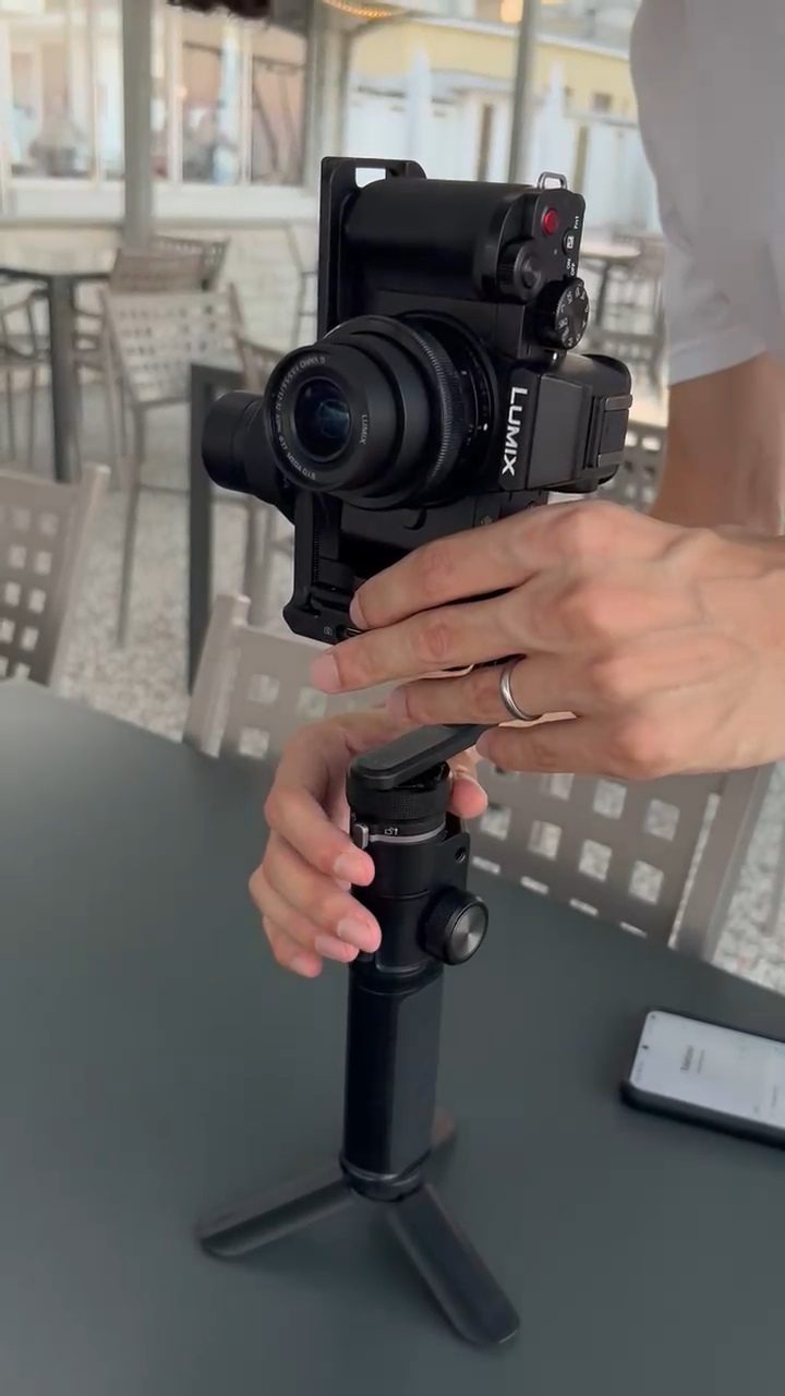 Camera Lumix montata su gimbal stabilizzato prima delle riprese in movimento