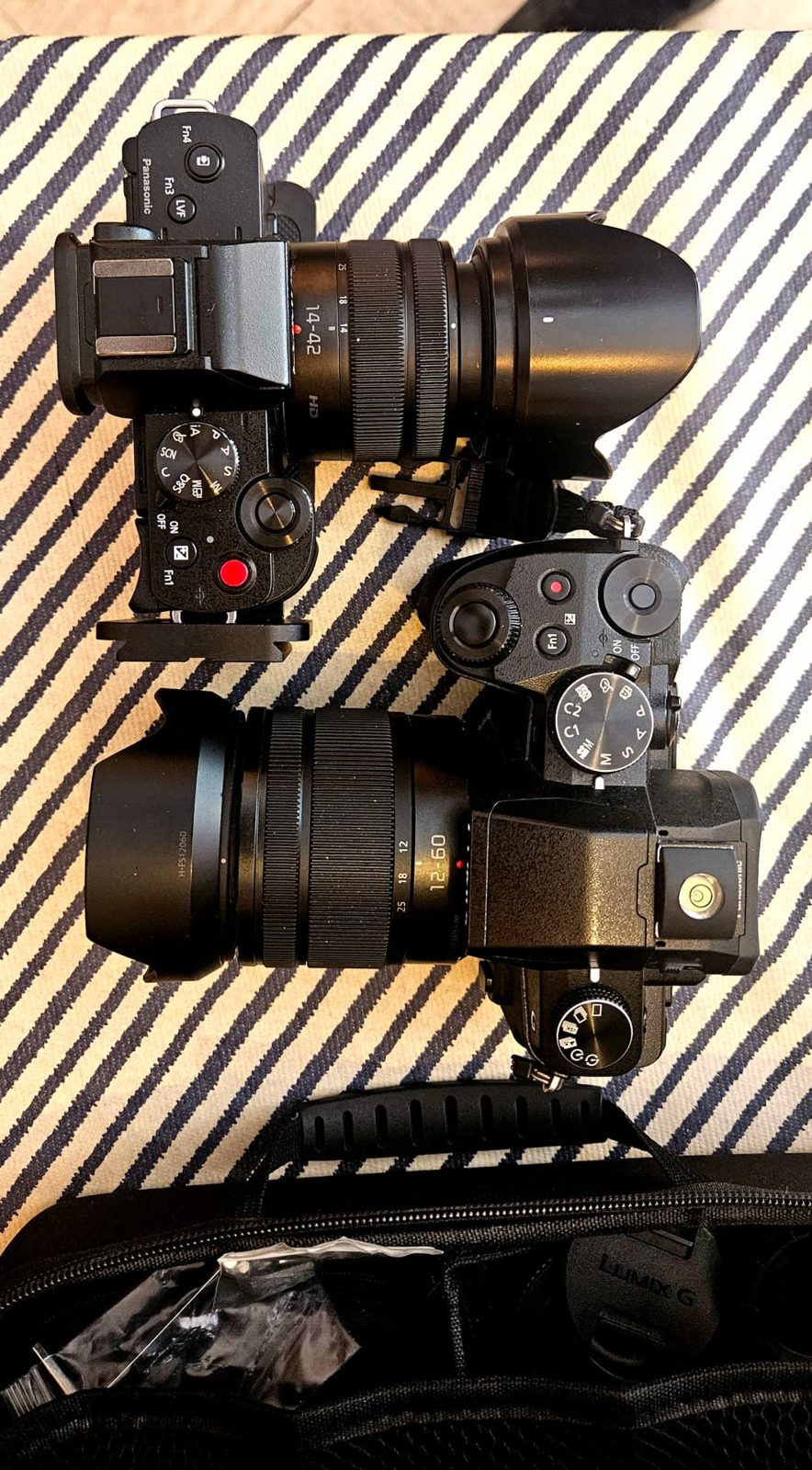 Due corpi macchina Lumix con ottiche 14-42 e 12-60 pronti per una giornata di riprese