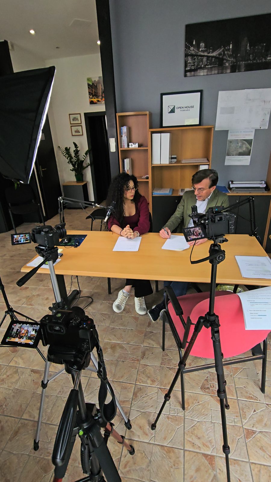 Set podcast completo con softbox, doppia camera su cavalletto e microfoni a braccio