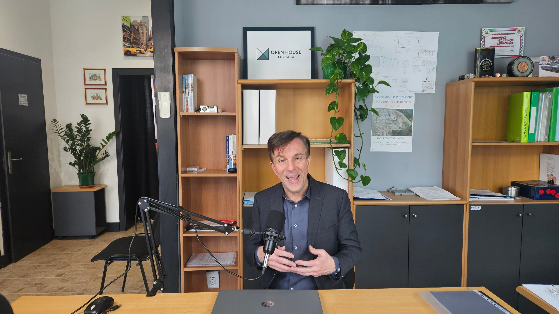 Cliente B&S Company durante la registrazione di un podcast in ufficio