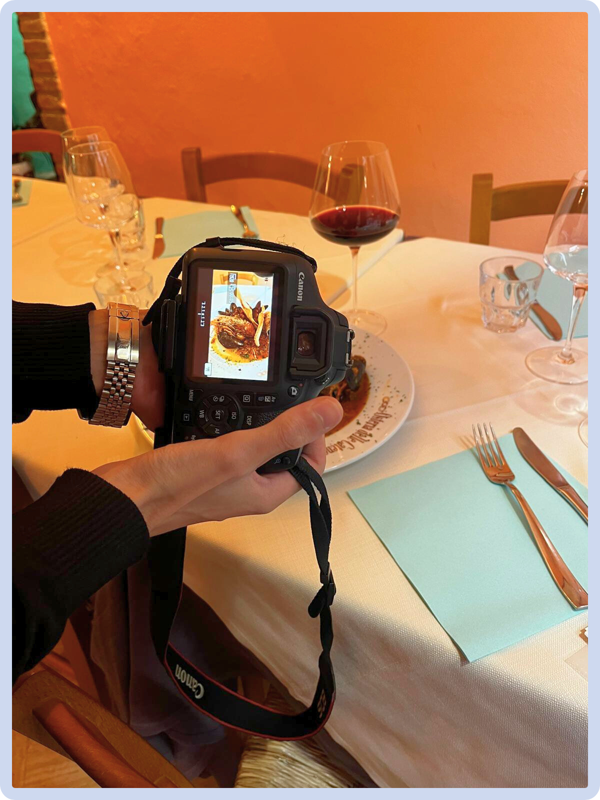 Riprese on-site in un ristorante: foto del piatto sul display di una reflex Canon
